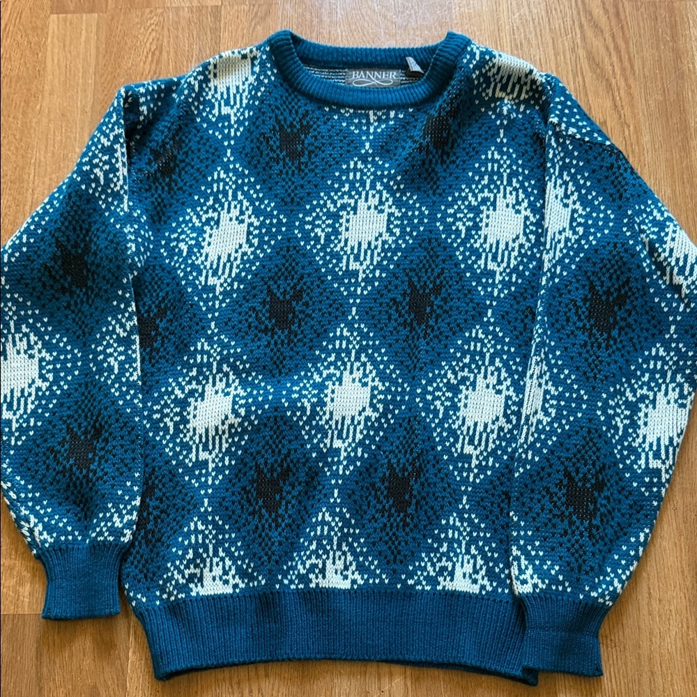 Annie Men's Blue and White Argyle Crewneck Sweater